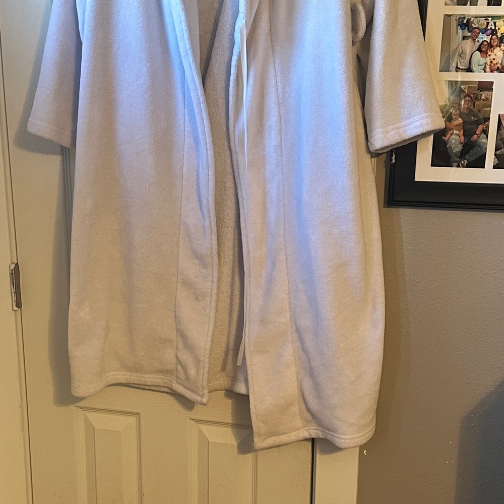 Women's White Plush Robe - Picture 4 of 8